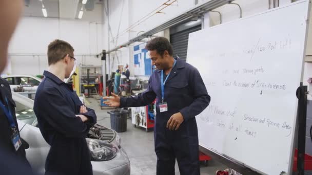 Mężczyzna Korepetytor Whiteboard Students Teaching Auto Mechanic Apprenticeship College Nakręcony — Wideo stockowe