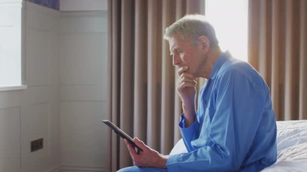 Verleende Senior Man Zittend Rand Van Bed Kijkend Naar Foto — Stockvideo