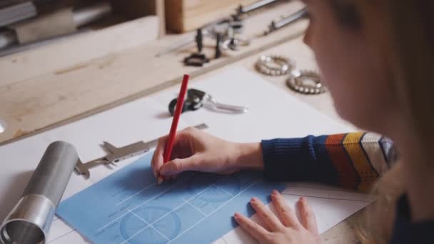 Primer Plano Ingeniera Taller Tomando Notas Midiendo Componentes Para Bicicleta — Vídeo de stock