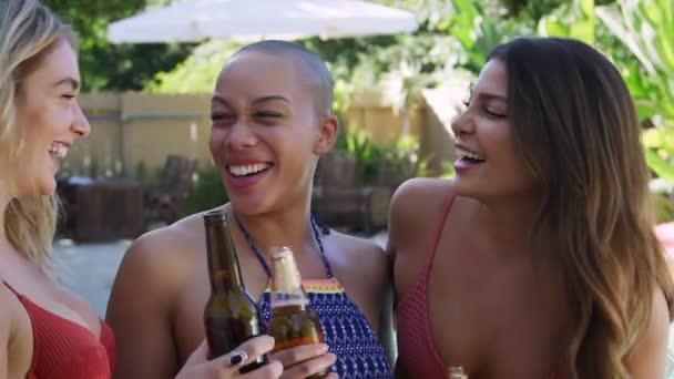 Grupa Trzech Przyjaciółek Pijących Piwo Butelek Przy Basenie Które Cieszą — Wideo stockowe
