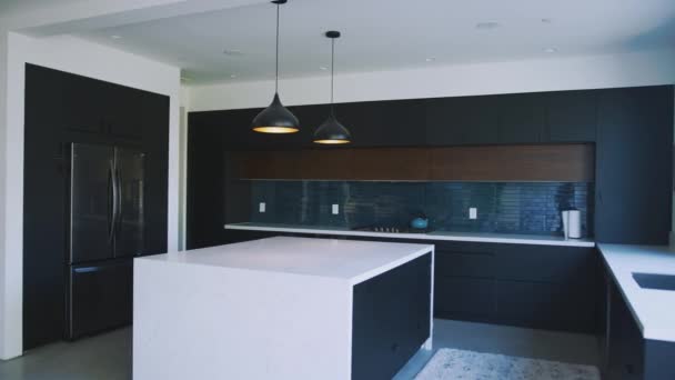 Innenaufnahme Einer Stilvollen Modernen Küche Einem Leeren Haus Aufgenommen Zeitlupe — Stockvideo