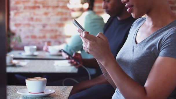 Mujer Usando Teléfono Móvil Sentado Mesa Cafetería Filmado Cámara Lenta — Vídeo de stock