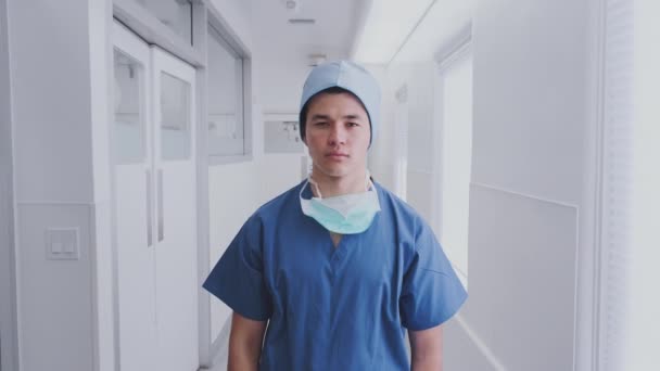 男性外科医の肖像病院の廊下折り畳み腕のスクラブやマスクを身に着けている スローモーションで撮影 — ストック動画