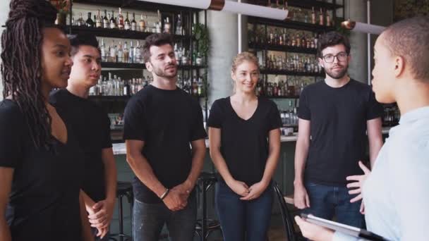 Žena Restaurace Bar Manažer Drží Digitální Tablet Dává Motivační Mluvit — Stock video