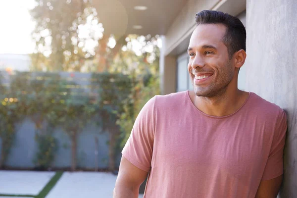 Retrato Homem Hispânico Sorridente Jardim Casa Contra Sol Ardente — Fotografia de Stock