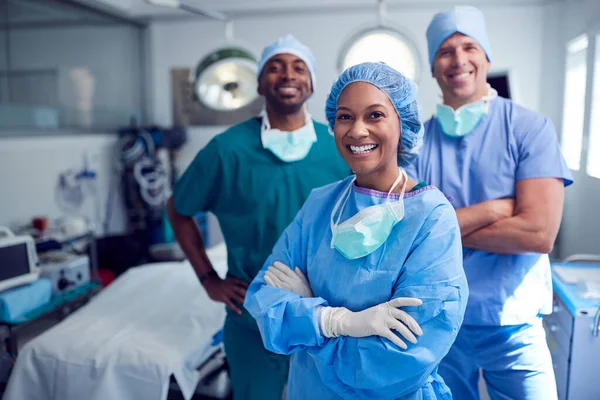 Портрет Мультикультурной Хирургической Команды Стоящей Операционном Зале Больницы — стоковое фото