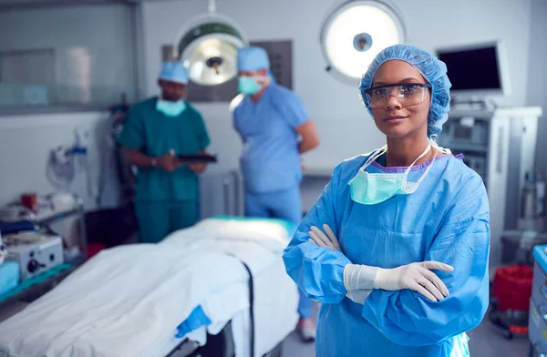 Portrét Ženského Chirurga Plášti Ochranných Brýlích Operačním Sále Nemocnice — Stock fotografie