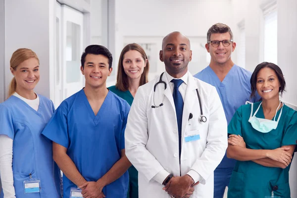 Porträt Eines Multikulturellen Medizinischen Teams Das Krankenhausflur Steht — Stockfoto