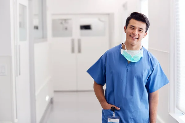 Retrato Joven Doctor Masculino Usando Exfoliantes Pie Corredor Del Hospital —  Fotos de Stock