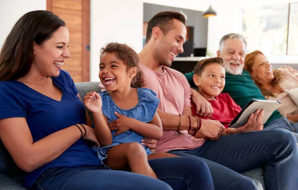 Mehrgenerationenfamilie Entspannt Sich Auf Sofa Während Enkel Mit Digitalem Tablet — Stockfoto