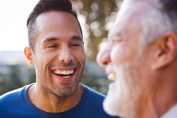 Anziano Ispanico Uomo Parlando Ridendo Con Adulto Figlio Giardino Casa — Foto Stock
