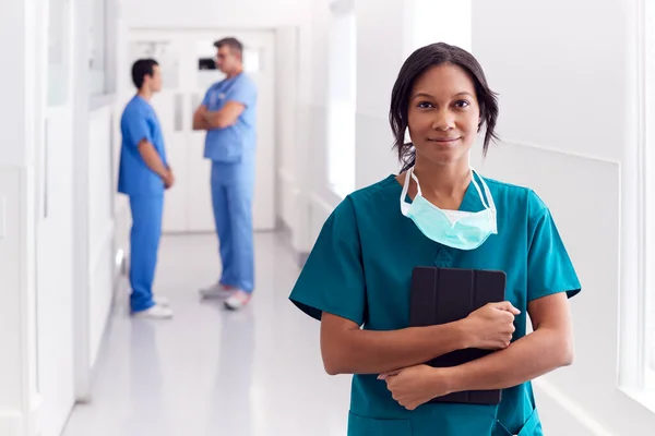 Porträt Einer Lächelnden Ärztin Die Krankenhausflur Ein Digitales Tablet Hält — Stockfoto