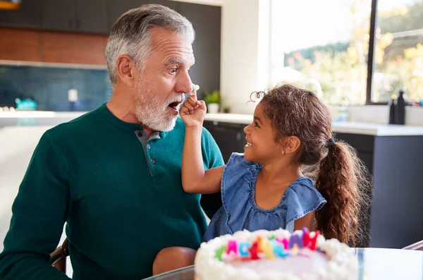 Kleindochter Viert Verjaardag Met Grootvader Door Cake Cream Zijn Neus — Stockfoto