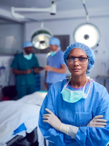 Πορτρέτο Της Γυναίκας Χειρουργός Φορώντας Γρατζουνιές Και Προστατευτικά Γυαλιά Στο — Φωτογραφία Αρχείου
