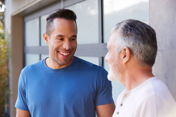 Hombre Hispano Mayor Hablando Riendo Con Hijo Adulto Jardín Casa — Foto de Stock