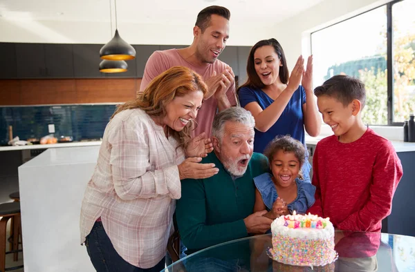 Multi Generatie Latijns Amerikaanse Familie Vieren Kleindochters Verjaardag Thuis Samen — Stockfoto