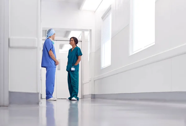 Férfi Női Orvosok Scrubs Találkozó Forgalmas Kórházi Folyosón — Stock Fotó