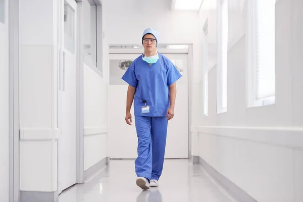 Jovem Médico Vestindo Esfoliação Caminhando Longo Corredor Hospitalar — Fotografia de Stock