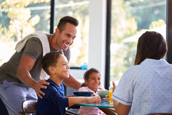 Spaanse Familie Zit Rond Tafel Ontbijten Samen — Stockfoto