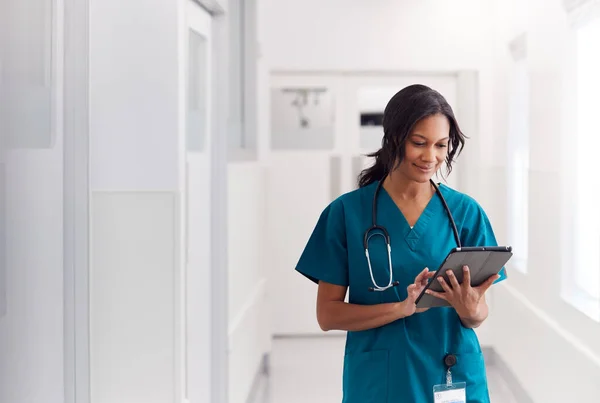 Médico Femenino Usando Exfoliantes Pasillo Del Hospital Usando Tableta Digital —  Fotos de Stock