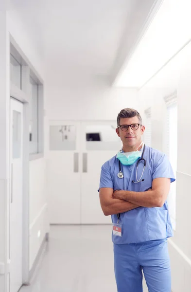 Portrét Dospělého Mužského Lékaře Nosící Oděvy Stojící Nemocničním Koridoru — Stock fotografie