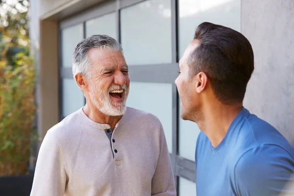 Hombre Hispano Mayor Hablando Riendo Con Hijo Adulto Jardín Casa — Foto de Stock