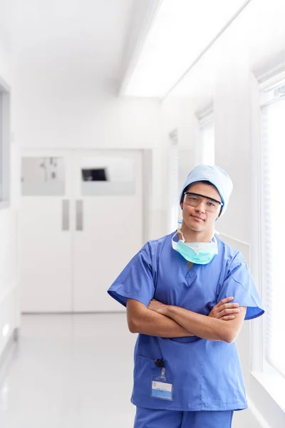 Porträt Eines Jungen Männlichen Arztes Mit Peelings Krankenhausflur — Stockfoto