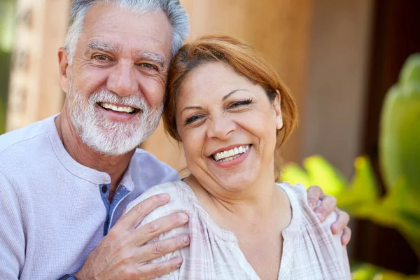 Portrait Smiling Senior Hispanic Couple Relaxing Garden Home Together — Stock Photo, Image