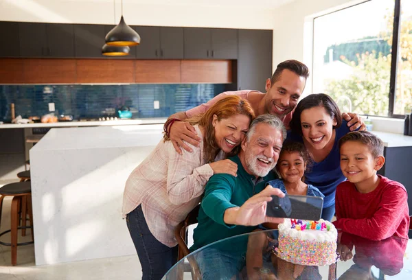 Familia Hispana Varias Generaciones Toma Selfie Para Celebrar Cumpleaños Sus — Foto de Stock