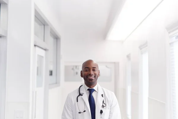 Porträt Eines Reifen Männlichen Arztes Mit Weißem Mantel Krankenhausflur — Stockfoto