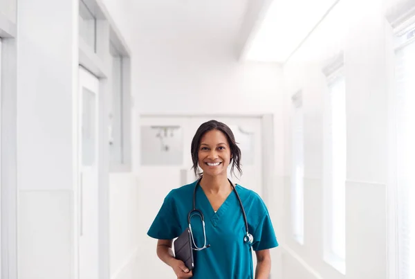 Retrato Sorrir Médico Feminino Vestindo Esfrega Corredor Hospital Segurando Comprimido — Fotografia de Stock