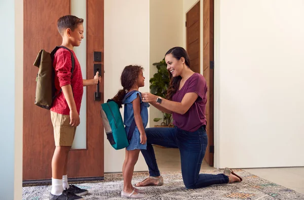 Mother Saying Goodbye Children Leave Home School — Stock Photo, Image