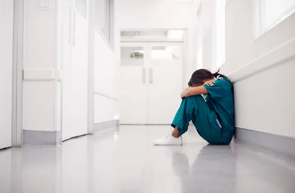 Stressado Sobrecarregado Feminino Médico Vestindo Esfrega Sentado Chão Corredor Hospital — Fotografia de Stock