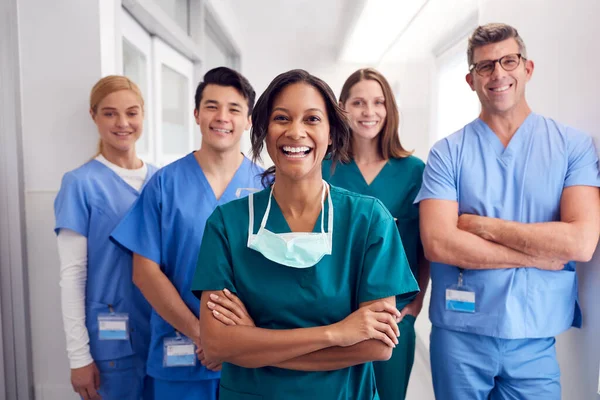 Portret Van Lachend Multicultureel Medisch Team Staand Ziekenhuisgang — Stockfoto