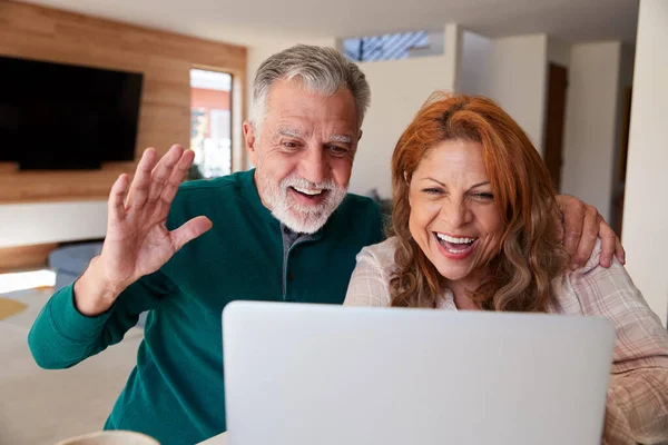 Casal Hispânico Sênior Casa Com Laptop Tendo Vídeo Chat Com — Fotografia de Stock