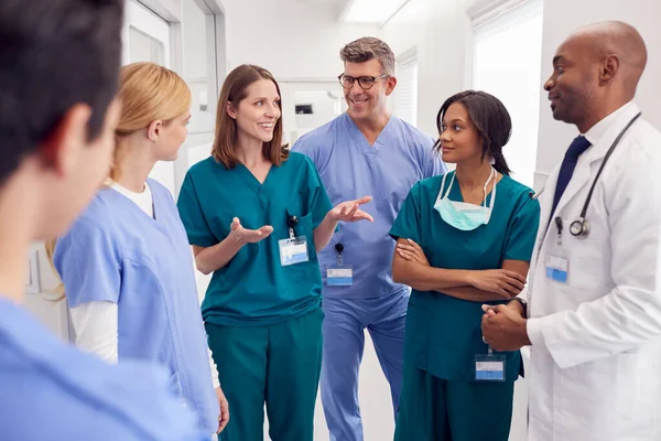 Multikulturelles Medizinisches Team Trifft Sich Auf Krankenhausflur — Stockfoto
