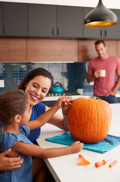 Szülők Lánya Faragás Halloween Lámpás Sütőtök Konyhában Otthon — Stock Fotó