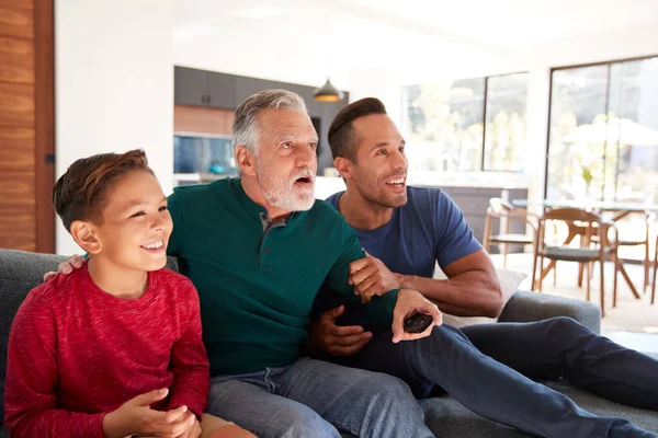 Emocionada Familia Hispana Masculina Multigeneracional Sentada Sofá Casa Viendo Deportes — Foto de Stock