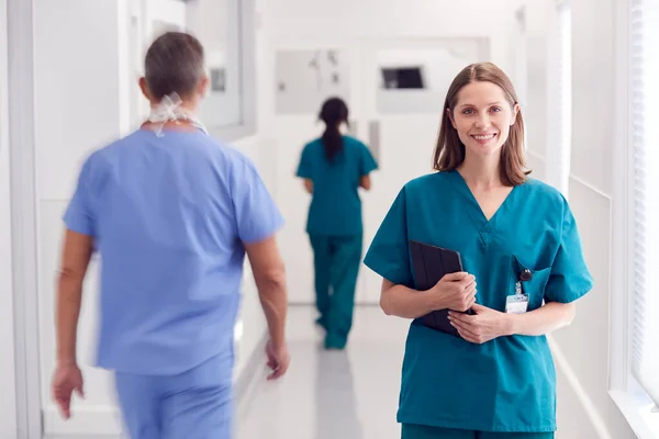 Portrait Médecin Souriant Portant Des Frottements Dans Couloir Occupé Hôpital — Photo