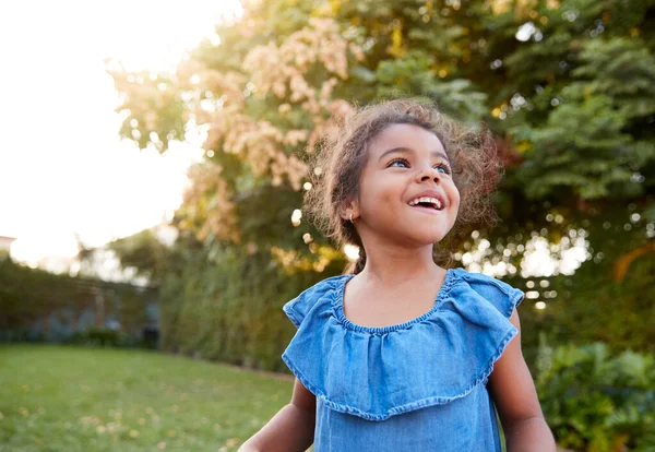 Jong Latino Meisje Having Plezier Spelen Buiten Tuin — Stockfoto