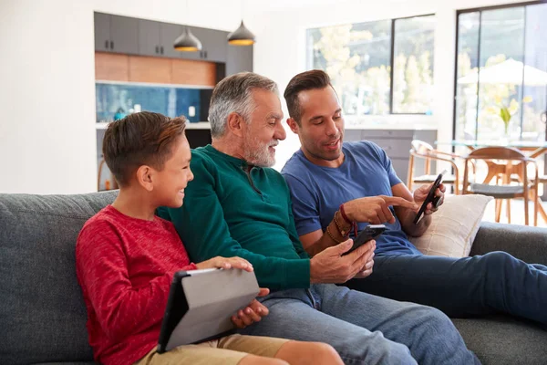 Multi Generatie Mannelijke Spaanse Familie Zit Bank Thuis Met Behulp — Stockfoto