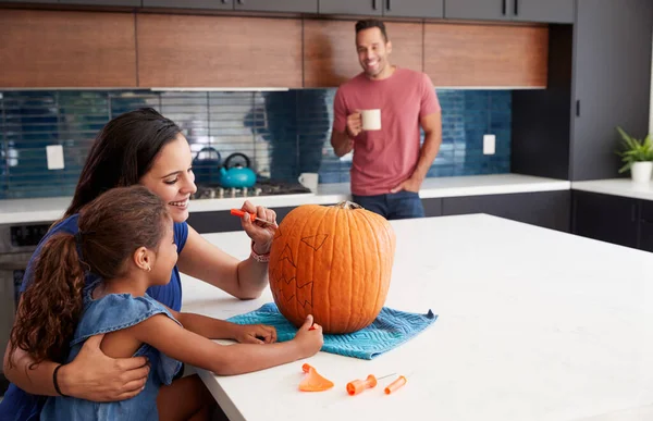 Rodzice Córką Rzeźbienie Halloween Latarnia Dyni Kuchni Domu — Zdjęcie stockowe