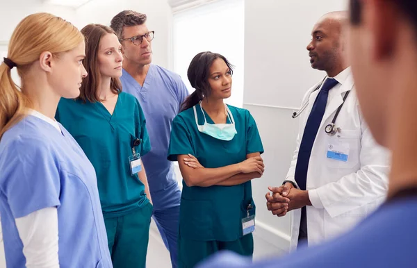 Équipe Médicale Multiculturelle Réunissant Dans Couloir Hôpital — Photo