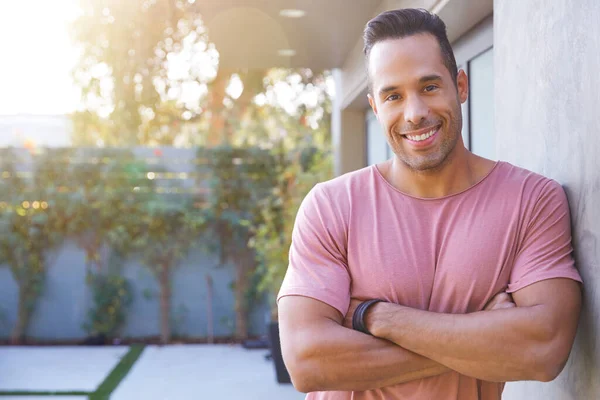 Retrato Homem Hispânico Sorridente Jardim Casa Contra Sol Ardente — Fotografia de Stock