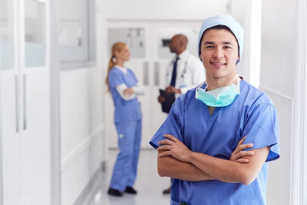 Porträt Eines Männlichen Arztes Der Peelings Belebten Krankenhausflur Trägt — Stockfoto