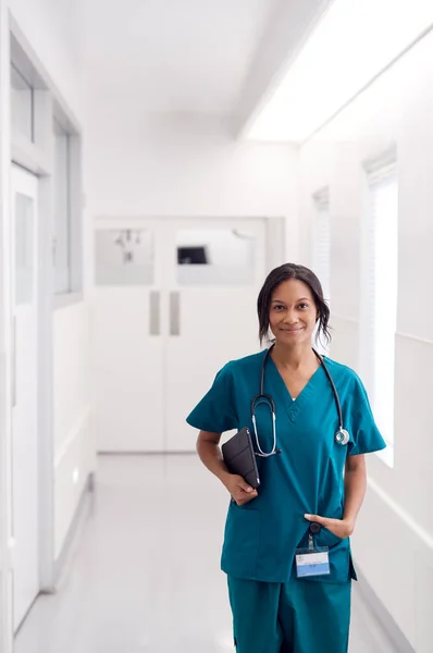 Portrait Sourire Femme Médecin Portant Des Gommages Dans Couloir Hôpital — Photo