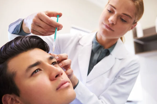 Homem Sentado Cadeira Sendo Dar Injeção Botox Por Médico Fêmea — Fotografia de Stock