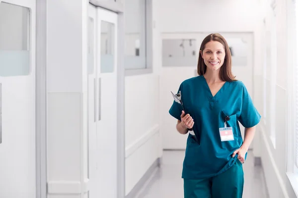 Porträtt Leende Kvinnlig Doktor Bär Scrubs Stående Sjukhuset Korridoren Håller — Stockfoto