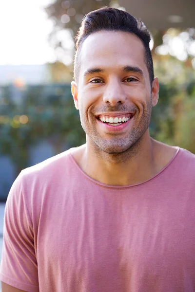 Retrato Homem Hispânico Sorridente Jardim Casa Contra Sol Ardente — Fotografia de Stock