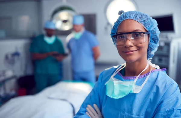 Portret Van Vrouwelijke Chirurg Dragen Van Scrubs Beschermende Glazen Het — Stockfoto